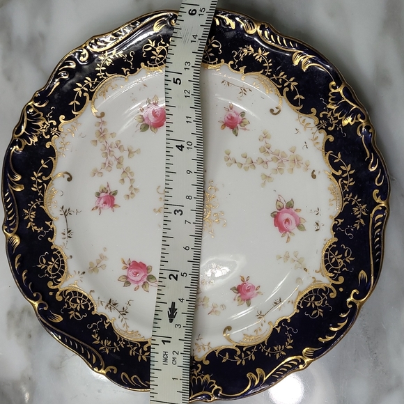 Small decorative plate. Can be used on a side table or to place rings/jewelry in - Picture 4 of 5